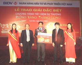 Lãnh đạo BIDV trao thưởng cho khách hàng Nguyễn Văn Tiệp